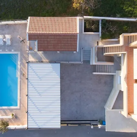 Oliva With Heated Pool 4* Каштела