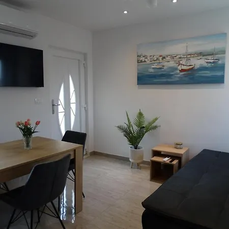 Oliva With Heated Pool 4* Каштела