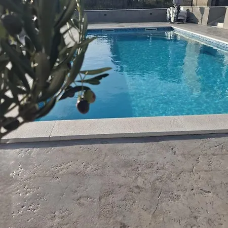 Oliva With Heated Pool Гостьовий будинок 4*