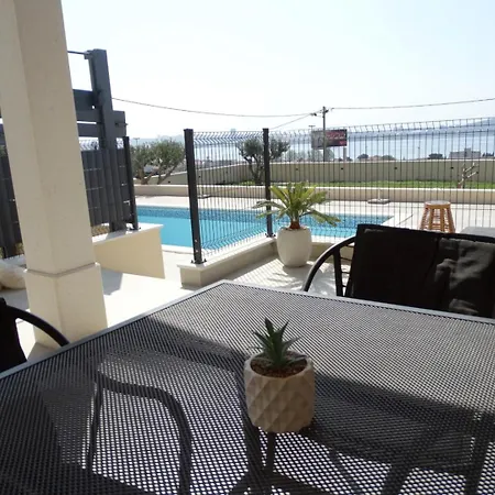 Oliva With Heated Pool Каштела