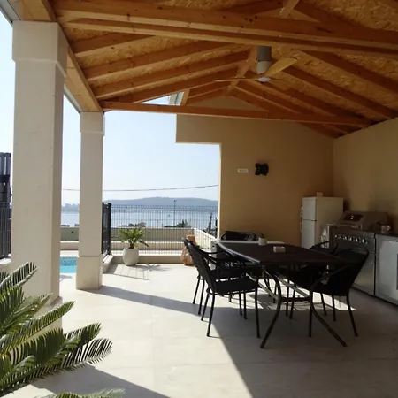 Гостьовий будинок Oliva With Heated Pool Каштела